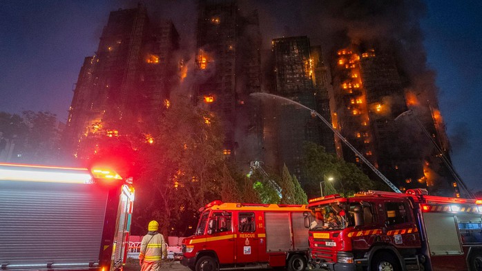 Cháy chung cư Hồng Kông: Vì sao thiệt hại nhân mạng khủng khiếp đến vậy? - Ảnh 2. Nhiều vấn đề đáng ngờ trước vụ cháy chung cư Hồng Kông - Ảnh 2.