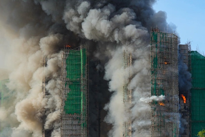 Hỏa hoạn bao trùm 3 tòa nhà dân cư ở Hồng Kông - Trung Quốc - Ảnh 1.