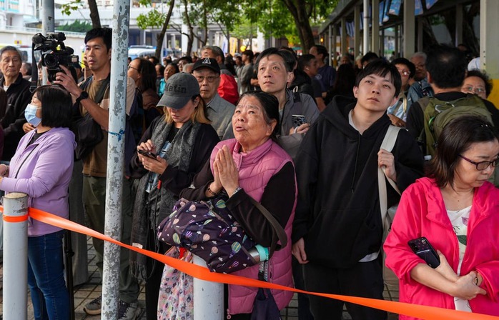 Hỏa hoạn bao trùm 3 tòa nhà dân cư ở Hồng Kông - Trung Quốc - Ảnh 4.