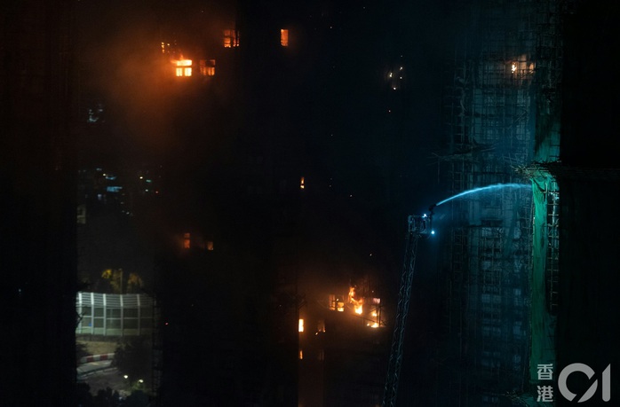 Cháy chung cư Hồng Kông: Số người chết tăng, hé lộ nguyên nhân ban đầu - Ảnh 1.