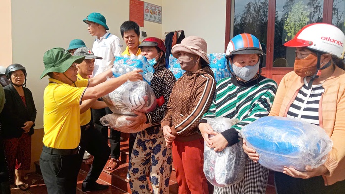 Nhiều trường ĐH, CĐ hỗ trợ học phí, quà cho sinh viên, học sinh các tỉnh bị thiên tai - Ảnh 5.