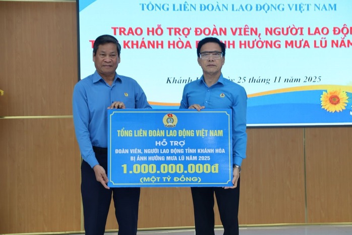 Tổng LĐLĐ Việt Nam hỗ trợ 1 tỉ đồng cho đoàn viên, người lao động tỉnh Khánh Hòa khắc phục sau lũ - Ảnh 1.