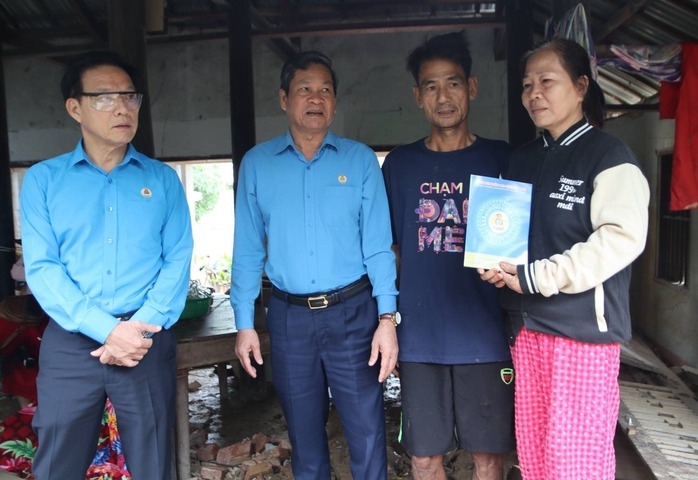 Tổng LĐLĐ Việt Nam hỗ trợ 1 tỉ đồng cho đoàn viên, người lao động tỉnh Khánh Hòa khắc phục sau lũ - Ảnh 3.