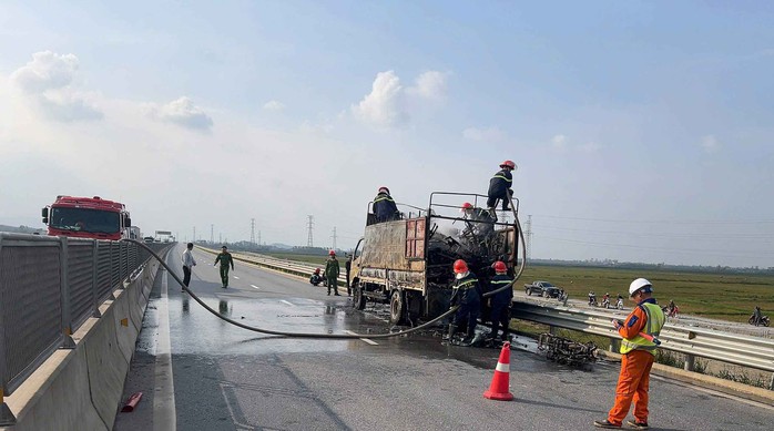 Xe tải bất ngờ bốc cháy dữ dội khi đang lưu thông trên tuyến cao tốc đoạn Hàm Nghi – Vũng Áng - Ảnh 3.