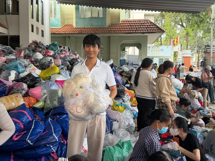 Người dân TPHCM thảo thơm, ủng hộ hàng trăm tấn hàng hóa gửi đến vùng lũ - Ảnh 5.