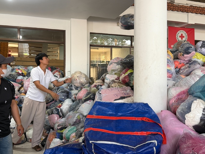 Người dân TPHCM thảo thơm, ủng hộ hàng trăm tấn hàng hóa gửi đến vùng lũ - Ảnh 6.