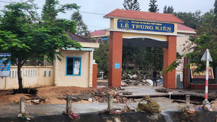 Thủ tướng yêu cầu hỗ trợ khắc phục hậu quả bão lũ cho các địa phương bị ảnh hưởng - Ảnh 1.