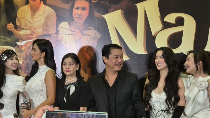 Lý Hùng điển trai bên mỹ nhân Quỳnh Lam và NSƯT Kim Tuyến - Ảnh 2.