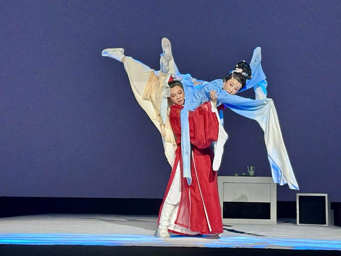 Tư duy thử nghiệm đẳng cấp của Đoàn hí kịch Sơn Đông với "Đêm nay là đêm nào" - Ảnh 4.