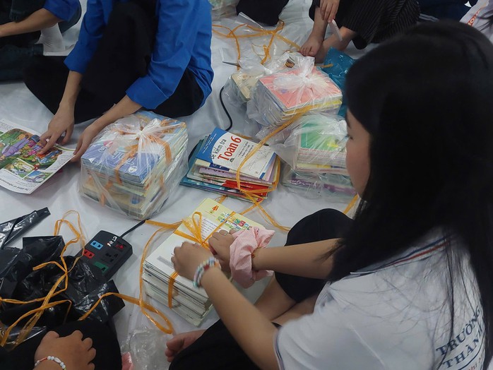 Sinh viên Sư phạm TP HCM hưởng ứng chương trình "Triệu tập vở cho học sinh vùng bị thiên tai" - Ảnh 1.