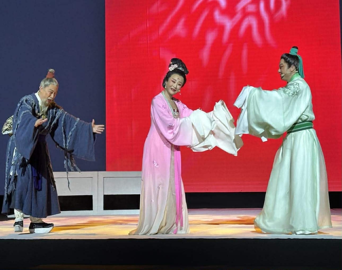 Tư duy thử nghiệm đẳng cấp của Đoàn hí kịch Sơn Đông với "Đêm nay là đêm nào" - Ảnh 6.