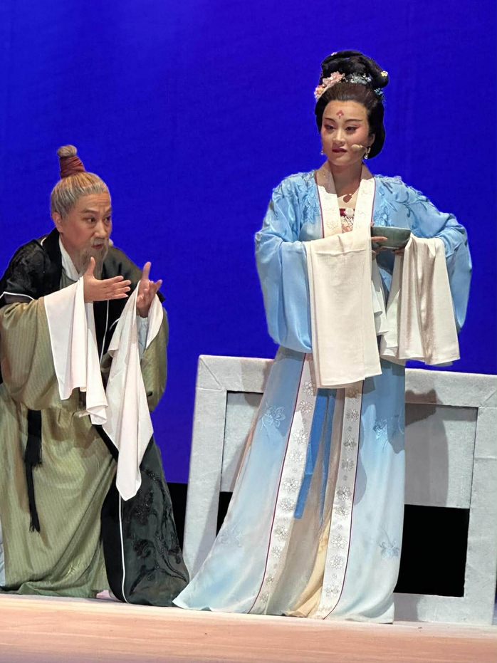 Tư duy thử nghiệm đẳng cấp của Đoàn hí kịch Sơn Đông với "Đêm nay là đêm nào" - Ảnh 3.