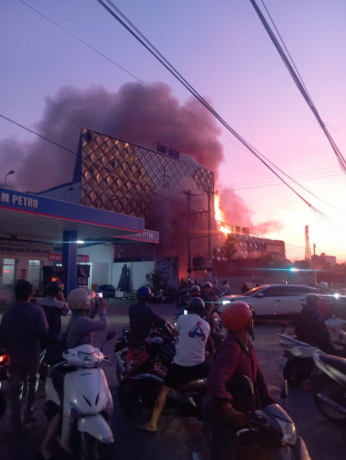 Cháy lớn quán bar ở Đồng Nai khiến khói bao trùm khu dân cư - Ảnh 1. Cháy lớn quán bar ở Đồng Nai khiến khói bao trùm khu dân cư - Ảnh 1.