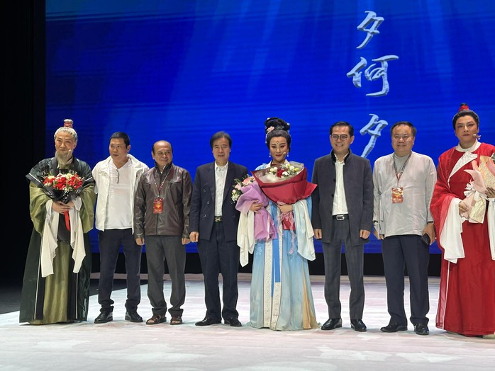 Tư duy thử nghiệm đẳng cấp của Đoàn hí kịch Sơn Đông với "Đêm nay là đêm nào" - Ảnh 2.