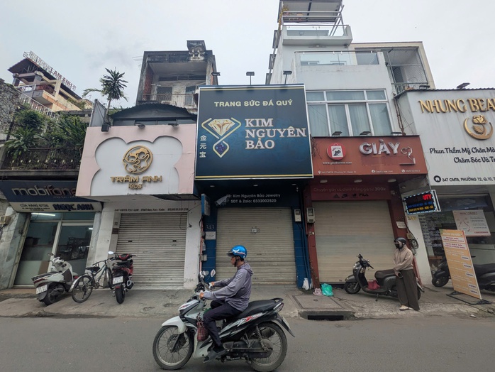 Công an TPHCM vào cuộc vụ hàng loạt khách hàng mất liên lạc với chủ tiệm vàng lớn - Ảnh 1.