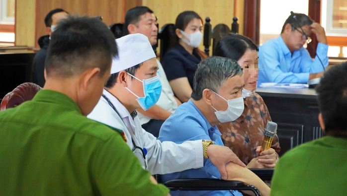Đang xét xử cựu giám đốc Sở Y tế tỉnh Bà Rịa – Vũng Tàu và 5 bị cáo - Ảnh 3.