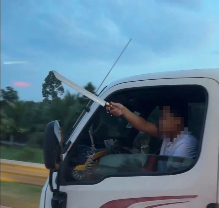 Tài xế xe tải cầm dao đe dọa trên cao tốc Cần Thơ - TP HCM gây xôn xao - Ảnh 1.