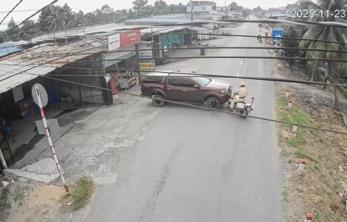 Tìm kiếm tài xế ô tô bán tải tông CSGT và bỏ trốn tại Tây Ninh - Ảnh 1.