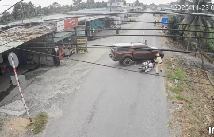 Tìm kiếm tài xế ô tô bán tải tông CSGT và bỏ trốn tại Tây Ninh - Ảnh 2.