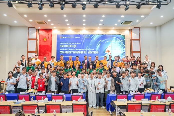 Sinh viên công nghệ thông tin bất ngờ học thêm chuyên ngành "hot" - Ảnh 1.