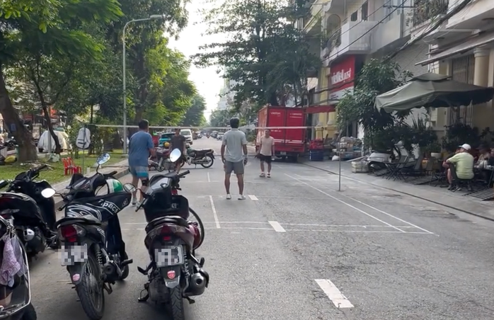 4 Người giăng lưới đánh cầu lông giữa đường ở TPHCM bị xử lý Theo pháp luật - Ảnh 1.