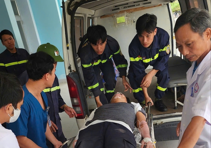 Thiếu tướng Nguyễn Thanh Hưởng thăm Trung tá bị nạn khi hỗ trợ người dân lũ lụt - Ảnh 2.