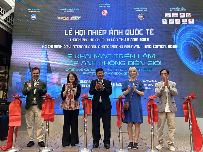 TP HCM: Khai mạc triển lãm ảnh "Nhiếp ảnh không biên giới" - Ảnh 1.