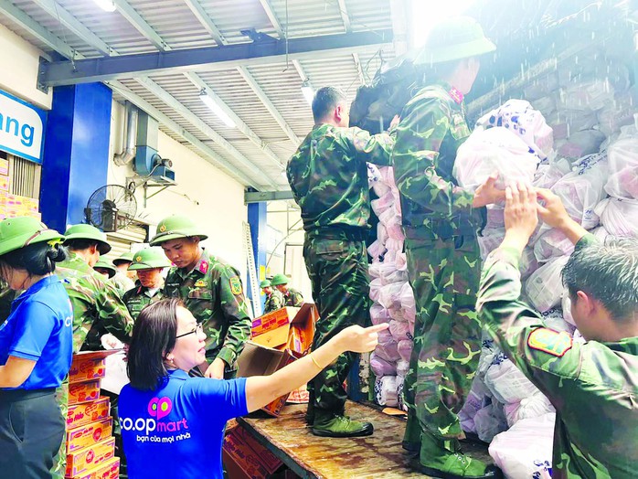 Saigon Co.op bán hàng không lợi nhuận, tiếp sức thị trường miền Trung sau bão lũ - Ảnh 2. Saigon Co.op bán hàng không lợi nhuận, tiếp sức thị trường miền Trung sau bão lũ - Ảnh 2.