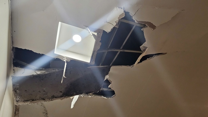 Xây chung cư Stown Gateway làm nứt tường, sụt lún: Resort 4 sao ở TP HCM phải đóng cửa, "cầu cứu" - Ảnh 3.