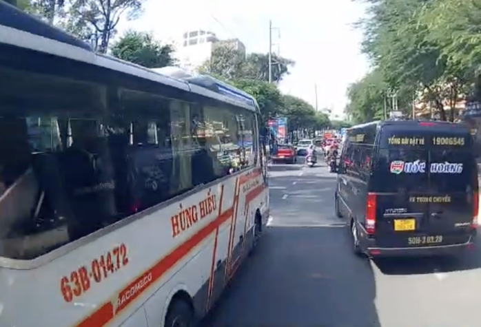 Xác minh xe khách Hùng Hiếu vượt ẩu gây tai nạn tại TPHCM - Ảnh 1. Xác minh xe khách Hùng Hiếu vượt ẩu gây tai nạn tại TPHCM - Ảnh 1.