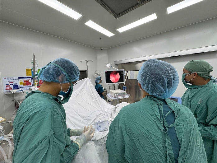 Nghĩ uống nhiều nước “sỏi tự trôi”, một phụ nữ suýt mất mạng - Ảnh 1.