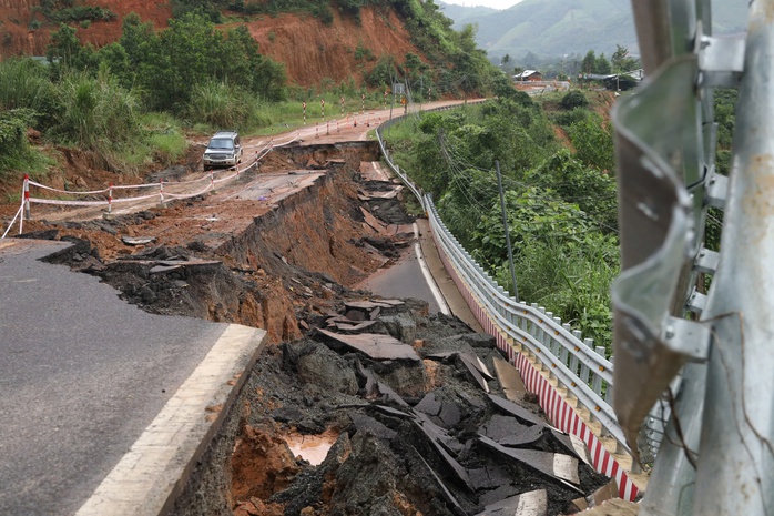 Khánh Hòa: Mưa lớn uy hiếp đường đèo, đèo Khánh Lê 3 đợt nổ mìn phá đá - Ảnh 1.