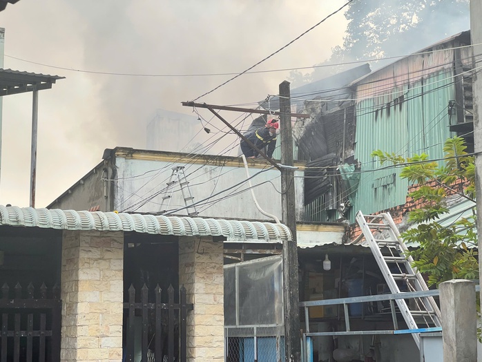 Hiện trường cháy lớn kho hàng ở xa lộ Hà Nội, TPHCM - Ảnh 1.