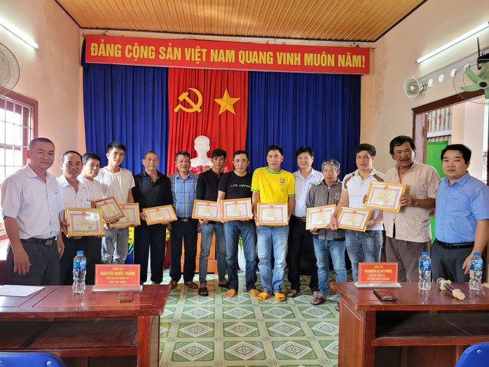 Khen thưởng hành động dũng cảm cứu hộ lũ lụt của 11 người dân tại Đắk Lắk - Ảnh 1. Khen thưởng hành động dũng cảm cứu hộ lũ lụt của 11 người dân tại Đắk Lắk - Ảnh 1.