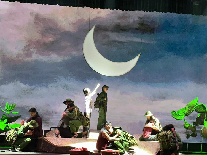 Vài suy nghĩ về vở "Đêm trăng đầm hạ" của NSND Lê Hùng - Ảnh 1.