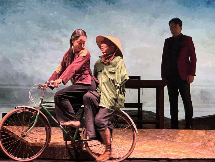 Vài suy nghĩ về vở "Đêm trăng đầm hạ" của NSND Lê Hùng - Ảnh 4.