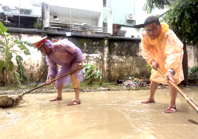 Công an TPHCM trao 2 tỉ đồng để Công an tỉnh Gia Lai khắc phục hậu quả lũ lụt - Ảnh 2.