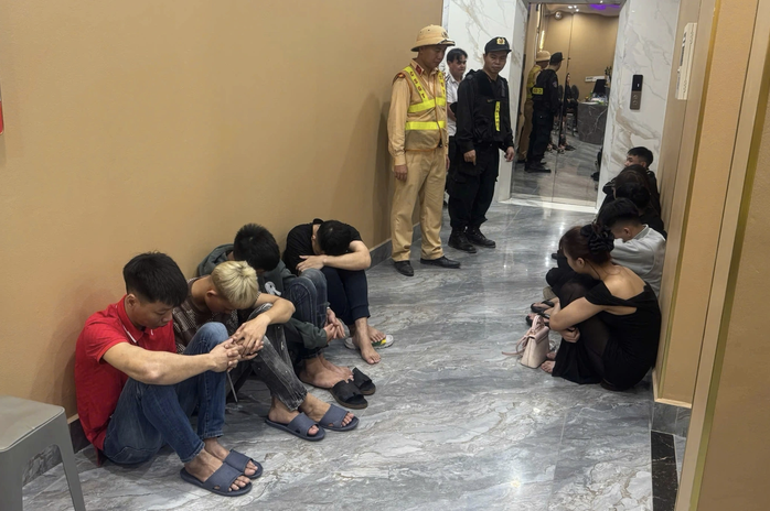 Đột kích quán karaoke Tại Hà Nội phát hiện đường dây mua dâm - Ảnh 1.