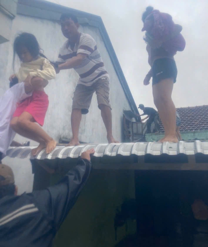 Khen thưởng hành động dũng cảm cứu hộ lũ lụt của 11 người dân tại Đắk Lắk - Ảnh 3. Khen thưởng hành động dũng cảm cứu hộ lũ lụt của 11 người dân tại Đắk Lắk - Ảnh 3.