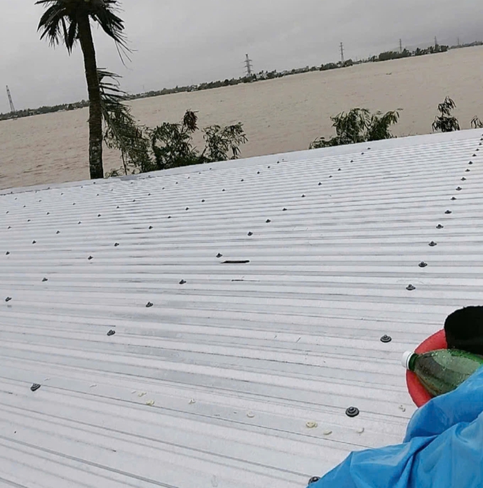 CLIP: Gặp lại người phụ nữ cùng 2 con nhỏ với lời kêu cứu ám ảnh trong lũ dữ - Ảnh 2.