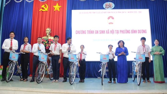 MTTQ Việt Nam TP HCM tặng nhà Đại đoàn kết và quà cho công nhân , học sinh khó khăn - Ảnh 10.