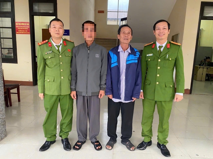 Người cha 72 tuổi cảm ơn công an vì tìm thấy con trai sau 10 tháng mất liên lạc - Ảnh 1.
