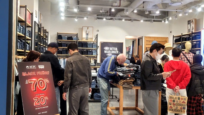 Black Friday 2025: Mua sắm rộn ràng nhưng vẫn có Nơi ế ẩm dù giảm giá lớn - Ảnh 9. Black Friday 2025: Mua sắm rộn ràng nhưng vẫn có Nơi ế ẩm dù giảm giá lớn - Ảnh 9.