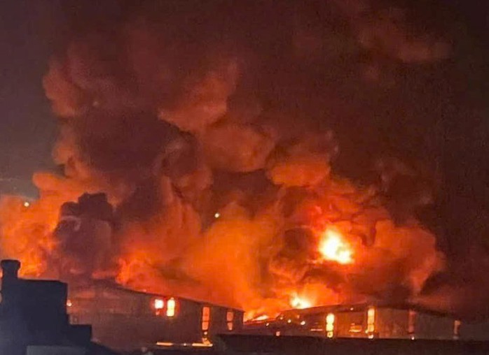 Cháy lớn tại khu công nghiệp Tiên Sơn Bắc Ninh - Ảnh 1.