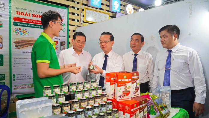 TP HCM khai mạc Sự kiện kết nối giao thương sản phẩm OCOP lần thứ I năm 2025 - Ảnh 2.