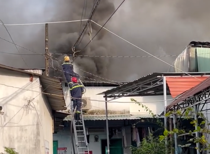 Hiện trường cháy lớn kho hàng ở xa lộ Hà Nội, TPHCM - Ảnh 2.