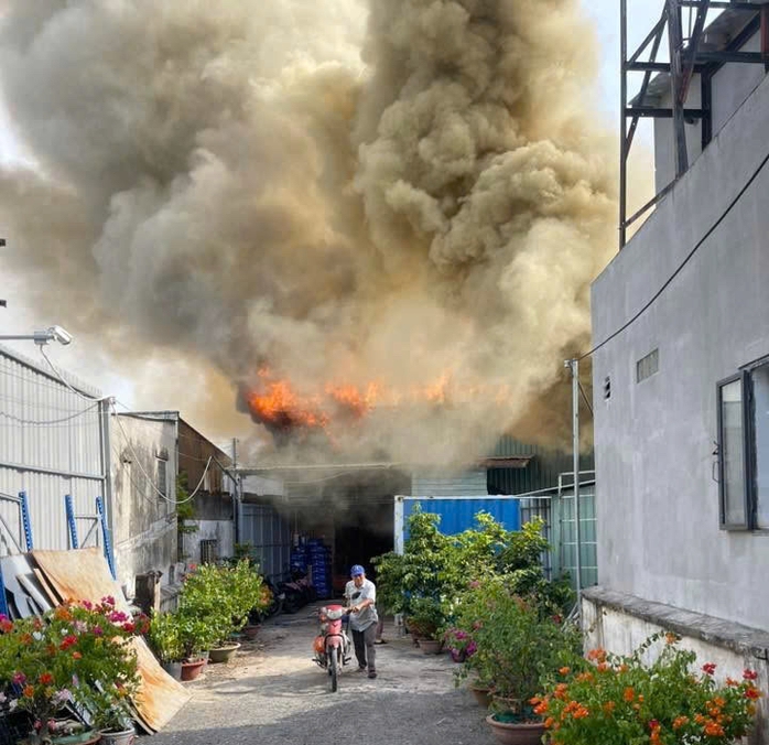 Hiện trường cháy lớn kho hàng ở xa lộ Hà Nội, TPHCM - Ảnh 3.