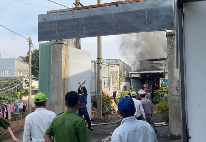 Hiện trường cháy lớn kho hàng ở xa lộ Hà Nội, TPHCM - Ảnh 4.