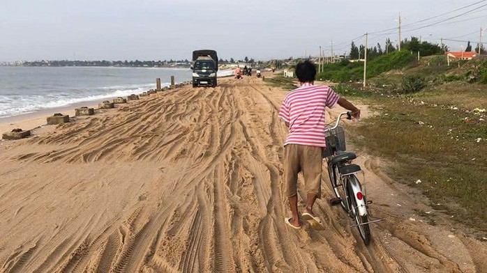 Hơn 300 m đường ven biển Gành Rái bị cát vùi lấp do ảnh hưởng bão số 15 - Ảnh 1.