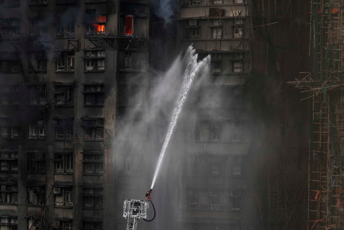 Cháy chung cư Hồng Kông:  Tại sao lửa lan nhanh đến rợn người? - Ảnh 1.